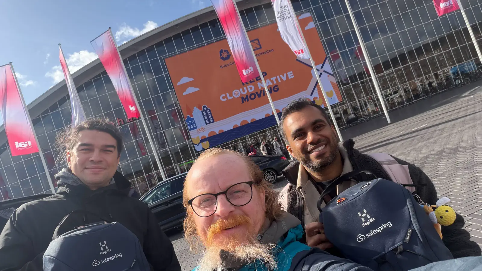 Safespring-teamet utanför Amsterdam RAI under KubeCon + CloudNativeCon Europe 2026.